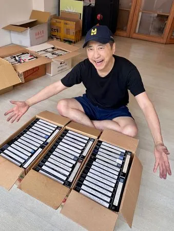 ▲▼庾澄慶做斷捨離，掰了家中100多卷《超級星期天》錄影帶。（圖／翻攝自臉書）