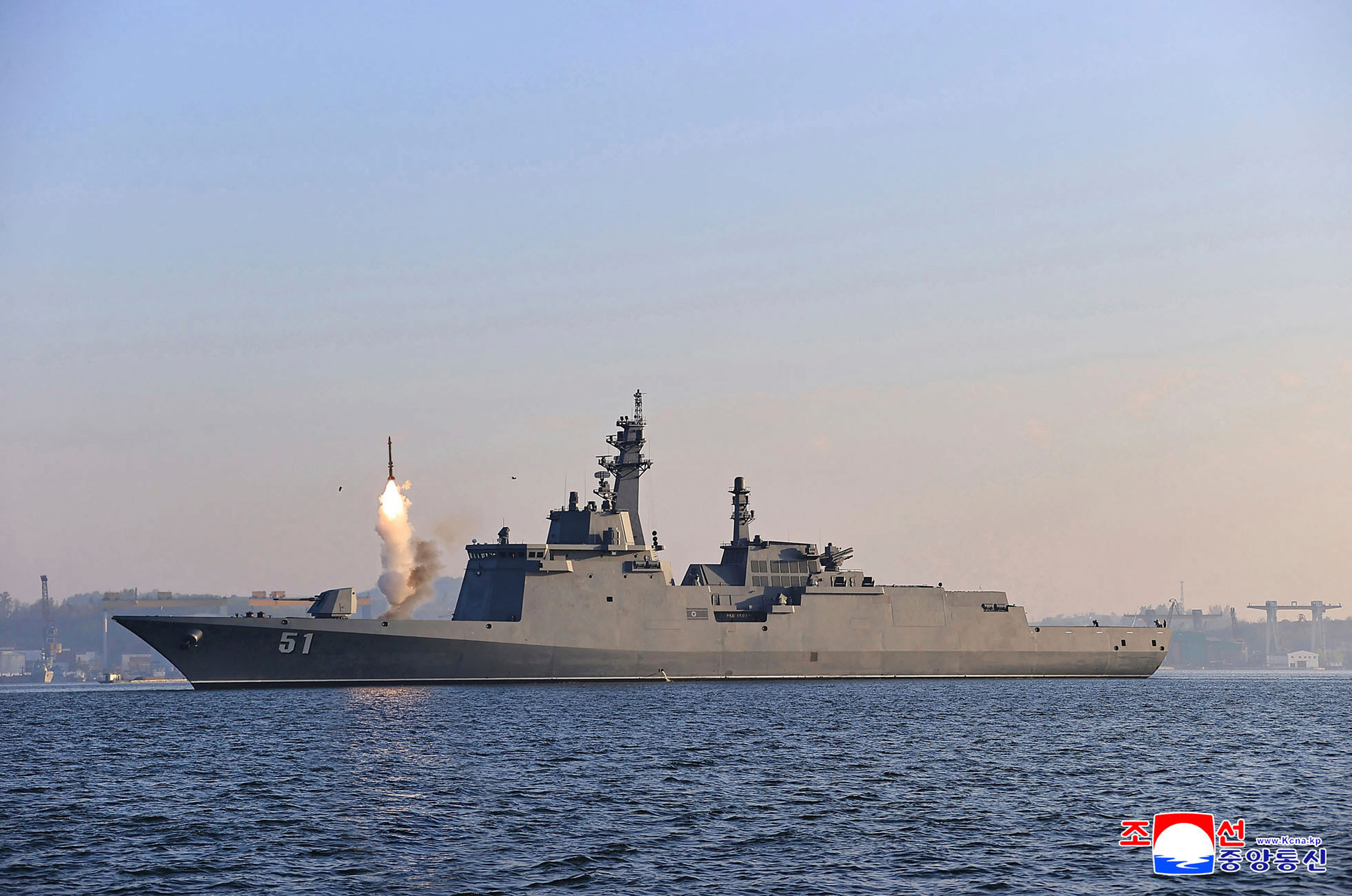 ▲▼北韓最高領導人金正恩28、29日出席視察新型驅逐艦「崔賢號」極超音速巡弋飛彈試射。（圖／達志影像／美聯社）