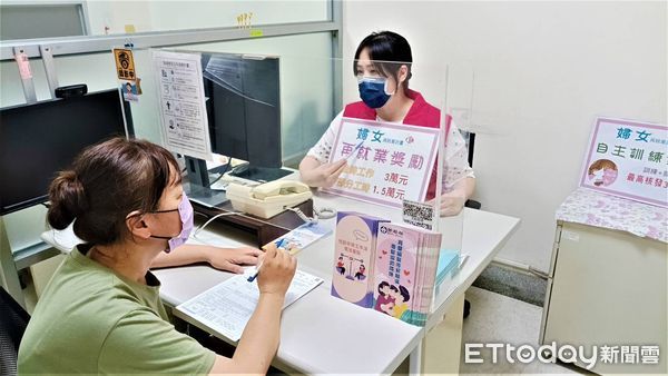 ▲單親媽媽小琪透過「婦女再就業計畫」順利重返職場，走出人生低谷。（記者林東良翻攝，下同）