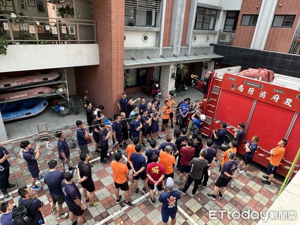 ▲台南市消防局第一大隊辦理繩索救援訓練，強化人員災害現場應變與默契。（記者林東良翻攝，下同）