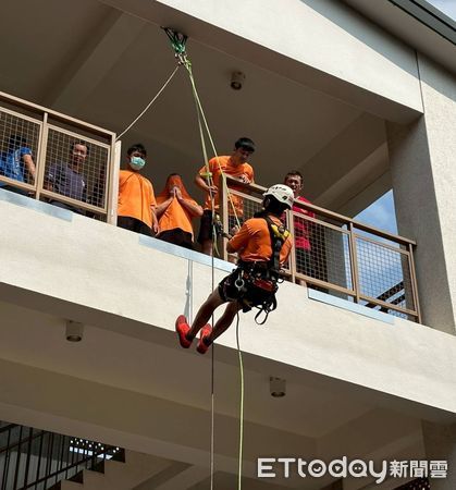 ▲台南市消防局第一大隊辦理繩索救援訓練，強化人員災害現場應變與默契。（記者林東良翻攝，下同）