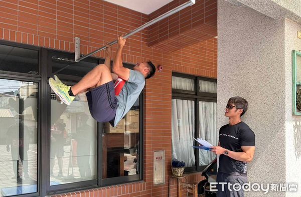 ▲台南市消防局第一大隊辦理繩索救援訓練，強化人員災害現場應變與默契。（記者林東良翻攝，下同）