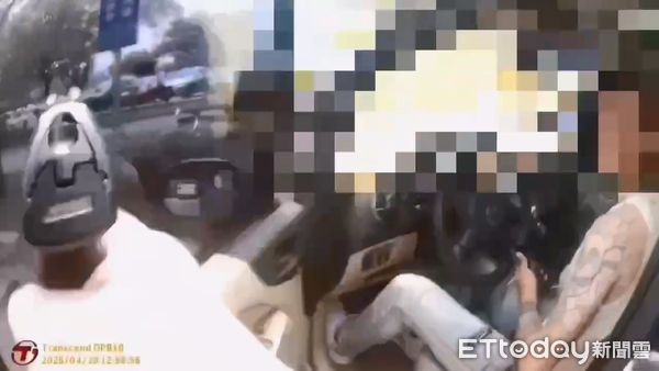 ▲萬芳所警方火速趕赴關西休息區持槍逮捕紀姓偷車賊。（圖／記者張君豪翻攝）