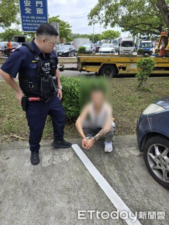 ▲萬芳所警方火速趕赴關西休息區持槍逮捕紀姓偷車賊。（圖／記者張君豪翻攝）