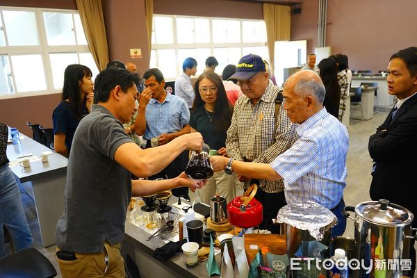 ▲成大微生物團隊結合微生物科技與天然機能性風味物質，為咖啡注入前所未有的生命力。（圖／記者林東良翻攝，下同）