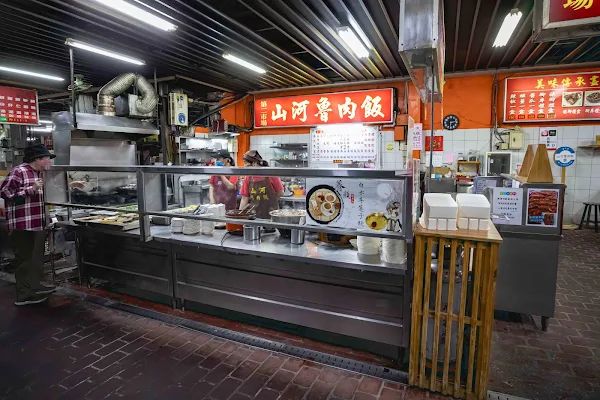 ▲▼台中爌肉飯【山河魯肉飯】中區美食|40年爌肉飯老攤五點開始排隊|神級豆豉辣醬是本體|歐美日朋友滿頭大汗也要吃|三大座位區一起身就補滿。（圖／部落客美熊很愛吃授權提供）