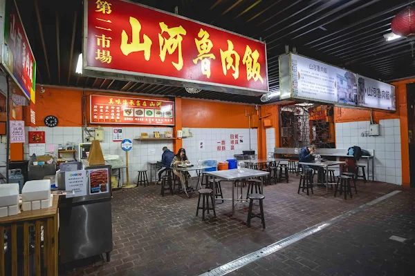 ▲▼台中爌肉飯【山河魯肉飯】中區美食|40年爌肉飯老攤五點開始排隊|神級豆豉辣醬是本體|歐美日朋友滿頭大汗也要吃|三大座位區一起身就補滿。（圖／部落客美熊很愛吃授權提供）