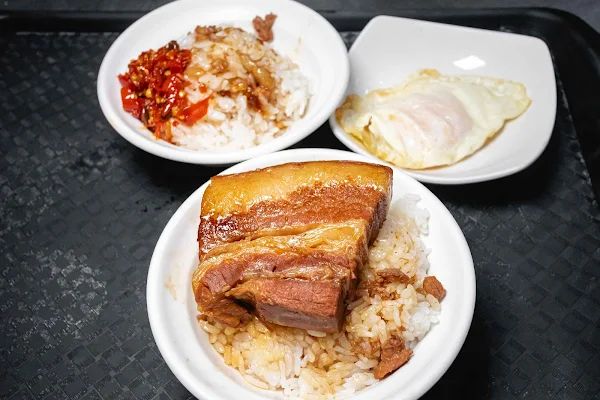 ▲▼台中爌肉飯【山河魯肉飯】中區美食|40年爌肉飯老攤五點開始排隊|神級豆豉辣醬是本體|歐美日朋友滿頭大汗也要吃|三大座位區一起身就補滿。（圖／部落客美熊很愛吃授權提供）