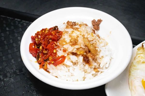 ▲▼台中爌肉飯【山河魯肉飯】中區美食|40年爌肉飯老攤五點開始排隊|神級豆豉辣醬是本體|歐美日朋友滿頭大汗也要吃|三大座位區一起身就補滿。（圖／部落客美熊很愛吃授權提供）