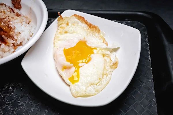 ▲▼台中爌肉飯【山河魯肉飯】中區美食|40年爌肉飯老攤五點開始排隊|神級豆豉辣醬是本體|歐美日朋友滿頭大汗也要吃|三大座位區一起身就補滿。（圖／部落客美熊很愛吃授權提供）
