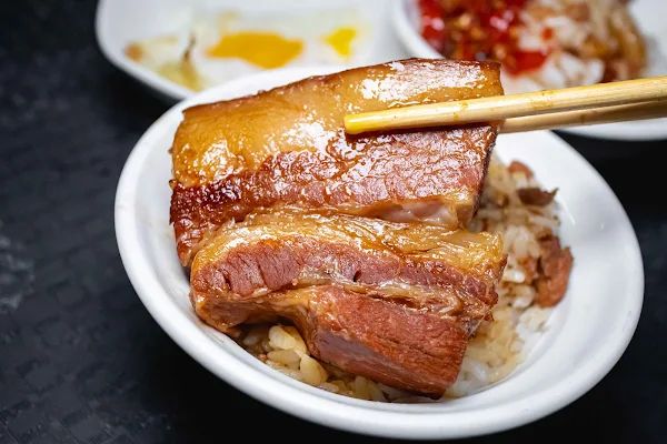 ▲▼台中爌肉飯【山河魯肉飯】中區美食|40年爌肉飯老攤五點開始排隊|神級豆豉辣醬是本體|歐美日朋友滿頭大汗也要吃|三大座位區一起身就補滿。（圖／部落客美熊很愛吃授權提供）