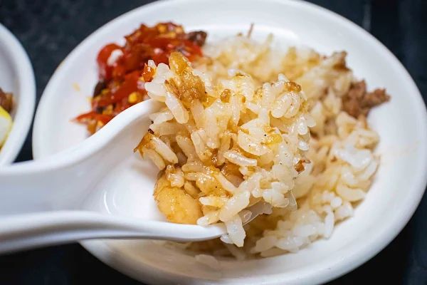 ▲▼台中爌肉飯【山河魯肉飯】中區美食|40年爌肉飯老攤五點開始排隊|神級豆豉辣醬是本體|歐美日朋友滿頭大汗也要吃|三大座位區一起身就補滿。（圖／部落客美熊很愛吃授權提供）