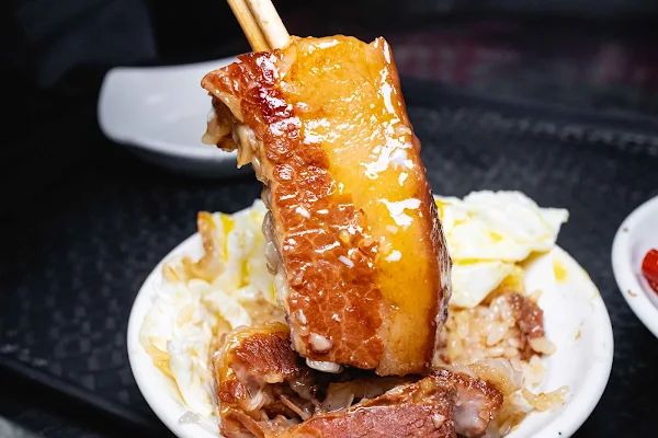 ▲▼台中爌肉飯【山河魯肉飯】中區美食|40年爌肉飯老攤五點開始排隊|神級豆豉辣醬是本體|歐美日朋友滿頭大汗也要吃|三大座位區一起身就補滿。（圖／部落客美熊很愛吃授權提供）
