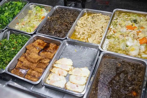 ▲▼台中爌肉飯【山河魯肉飯】中區美食|40年爌肉飯老攤五點開始排隊|神級豆豉辣醬是本體|歐美日朋友滿頭大汗也要吃|三大座位區一起身就補滿。（圖／部落客美熊很愛吃授權提供）
