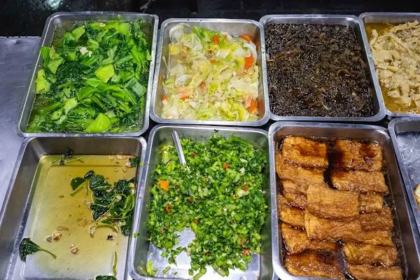 ▲▼台中爌肉飯【山河魯肉飯】中區美食|40年爌肉飯老攤五點開始排隊|神級豆豉辣醬是本體|歐美日朋友滿頭大汗也要吃|三大座位區一起身就補滿。（圖／部落客美熊很愛吃授權提供）