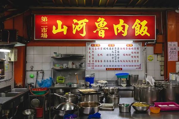 ▲▼台中爌肉飯【山河魯肉飯】中區美食|40年爌肉飯老攤五點開始排隊|神級豆豉辣醬是本體|歐美日朋友滿頭大汗也要吃|三大座位區一起身就補滿。（圖／部落客美熊很愛吃授權提供）