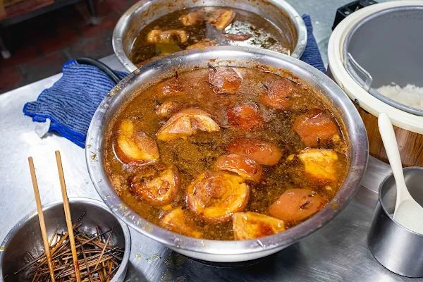 ▲▼台中爌肉飯【山河魯肉飯】中區美食|40年爌肉飯老攤五點開始排隊|神級豆豉辣醬是本體|歐美日朋友滿頭大汗也要吃|三大座位區一起身就補滿。（圖／部落客美熊很愛吃授權提供）