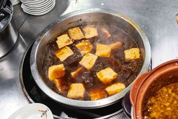 ▲▼台中爌肉飯【山河魯肉飯】中區美食|40年爌肉飯老攤五點開始排隊|神級豆豉辣醬是本體|歐美日朋友滿頭大汗也要吃|三大座位區一起身就補滿。（圖／部落客美熊很愛吃授權提供）