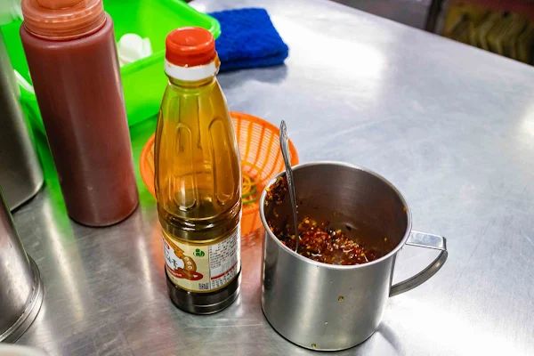 ▲▼台中爌肉飯【山河魯肉飯】中區美食|40年爌肉飯老攤五點開始排隊|神級豆豉辣醬是本體|歐美日朋友滿頭大汗也要吃|三大座位區一起身就補滿。（圖／部落客美熊很愛吃授權提供）