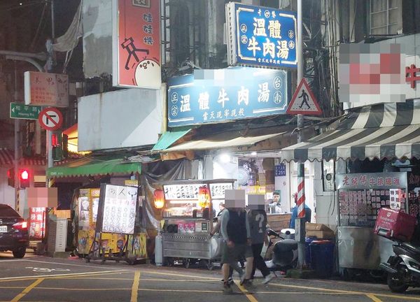 ▲桃園市桃園區中正路某家溫體牛肉小吃店本月24日清晨發生槍擊案，警方初步朝感情糾紛偵辦。（圖／熱心人士提供）