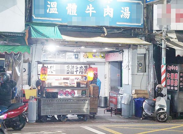 ▲桃園市桃園區中正路某家溫體牛肉小吃店本月24日清晨發生槍擊案，警方已通知涉案人士到案說明。（圖／熱心人士提供）