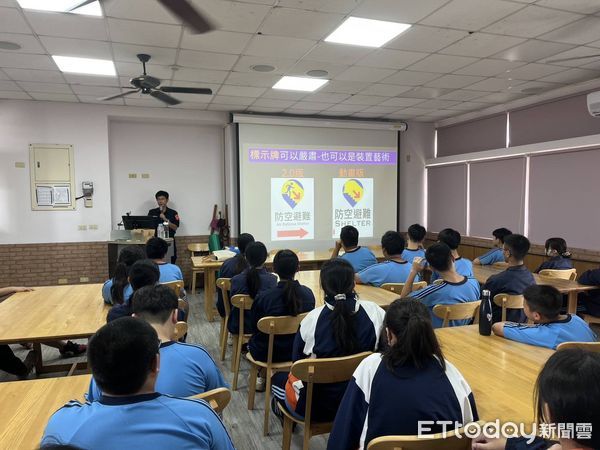 ▲▼   【強化防空避難與婦幼安全觀念 布袋警深入布袋國中與學子互動】    。（圖／布袋分局提供）