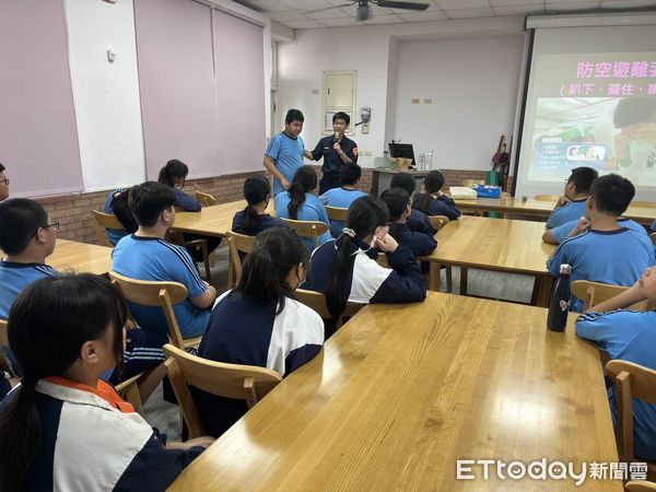 ▲▼   【強化防空避難與婦幼安全觀念 布袋警深入布袋國中與學子互動】    。（圖／布袋分局提供）