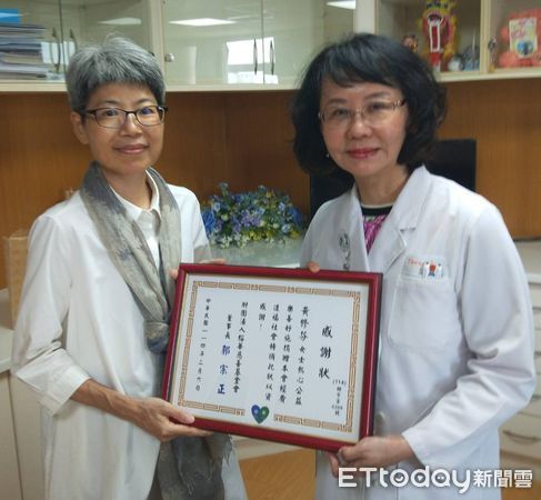 ▲黃修芬（右）感念院方細心照護，捐贈100萬元支持榕華慈善基金會行善助人，院長鄭雅敏（左）代表致贈感謝狀。（記者林東良翻攝）