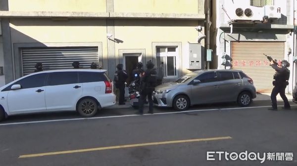 ▲刑事局會同維安特勤隊特警遠赴恆春攻堅逮綁林姓主嫌及查扣相關涉案事證 。（圖／記者張君豪翻攝）