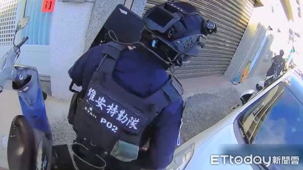 ▲刑事局會同維安特勤隊特警遠赴恆春攻堅逮綁林姓主嫌及查扣相關涉案事證 。（圖／記者張君豪翻攝）