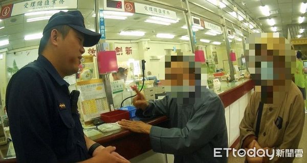  ▲▼   「朴警即時攔阻民眾 解除定存交詐團」   。（圖／朴子分局提供）     。