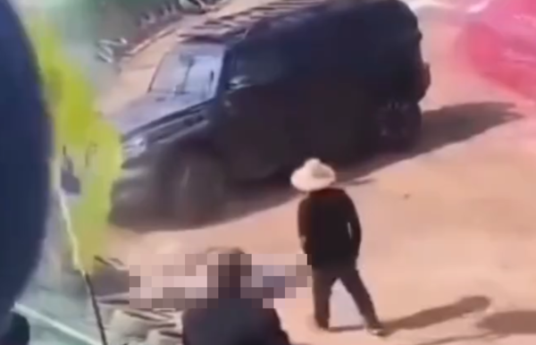 ▲▼山西網紅「汽車炫鍋場」撞死工作人員。（圖／翻攝自微博）