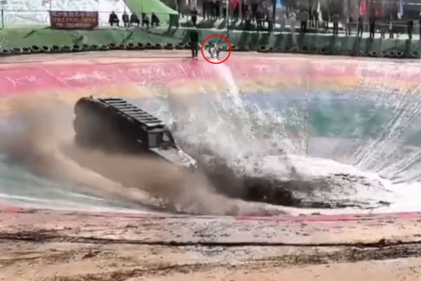 ▲該名工作人員當時正在場邊加水。（圖／翻攝自微博）