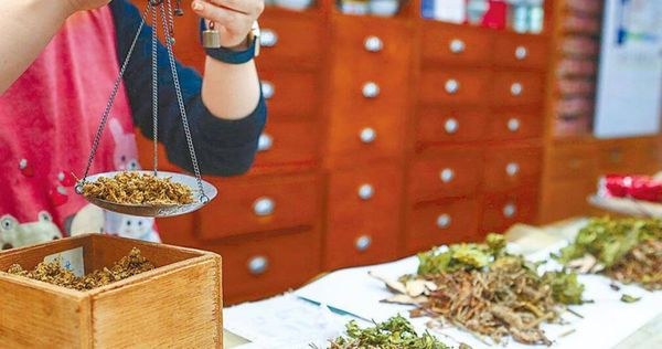 中藥行全盛時期高達1.5萬家，到去年僅剩7000多家。（示意圖／報系資料照）