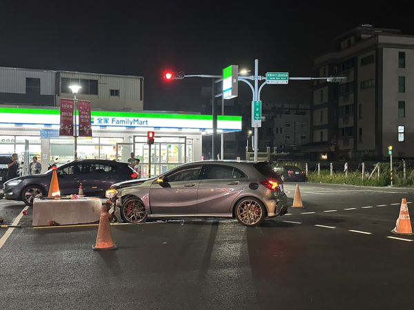 ▲員林市轎車禮讓機車及汽車卻撞庇護島。（圖／民眾提供）