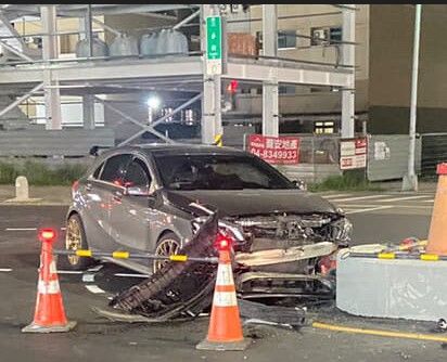▲員林市轎車禮讓機車及汽車卻撞庇護島。（圖／民眾提供）