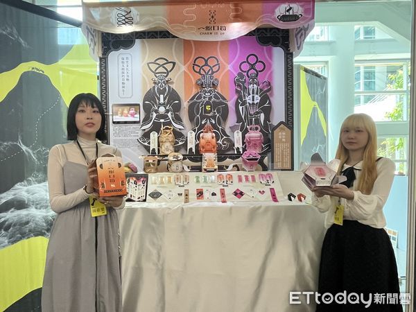 ▲▼台科大設計系畢業展，周善（圖右）與陳依瑩（左）展現巧思，將符咒與泡麵結合，品嚐國民美食時也可吃進滿滿祝福。（圖／記者許敏溶攝）