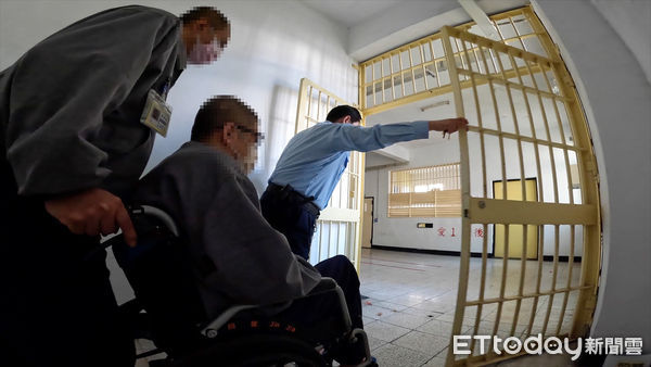 ▲監獄嘗試讓高齡與年輕受刑人住在一起，年輕受刑人可以幫忙推輪椅等，就近照顧。（圖／記者林挺弘攝）