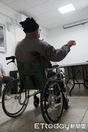 ▲今年68歲的阿輝，因為詐欺罪入監服刑，除了雙眼近乎全盲之外，還要定期洗腎，在獄中的日常生活幾乎都需要有人照料。（圖／記者林挺弘攝）