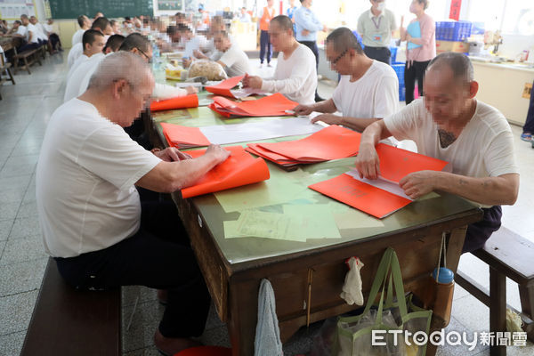 ▲獄中對高齡受刑人除了提供較為無障礙的空間設施外，也會全年供應洗澡的熱水，安排他們到「老弱工廠」從事更簡單的勞動工作。（圖／記者林挺弘攝）