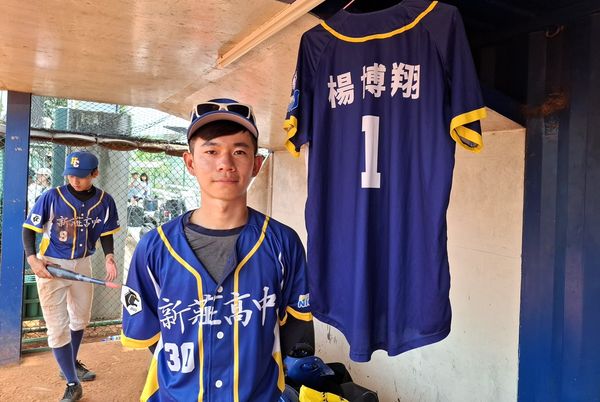 ▲掛上已故學長球衣打拚。（圖／學生棒聯提供）