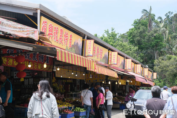 ▲台七線14.5公里處是北橫最大農特產集散地，可品嚐「劉老爹平價快炒」土雞、桂竹筍、山蘇等，五月也迎來媽媽桃產季。（圖／記者彭懷玉攝）