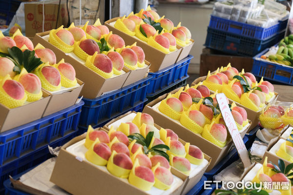 ▲台七線14.5公里處是北橫最大農特產集散地，可品嚐「劉老爹平價快炒」土雞、桂竹筍、山蘇等，五月也迎來媽媽桃產季。（圖／記者彭懷玉攝）
