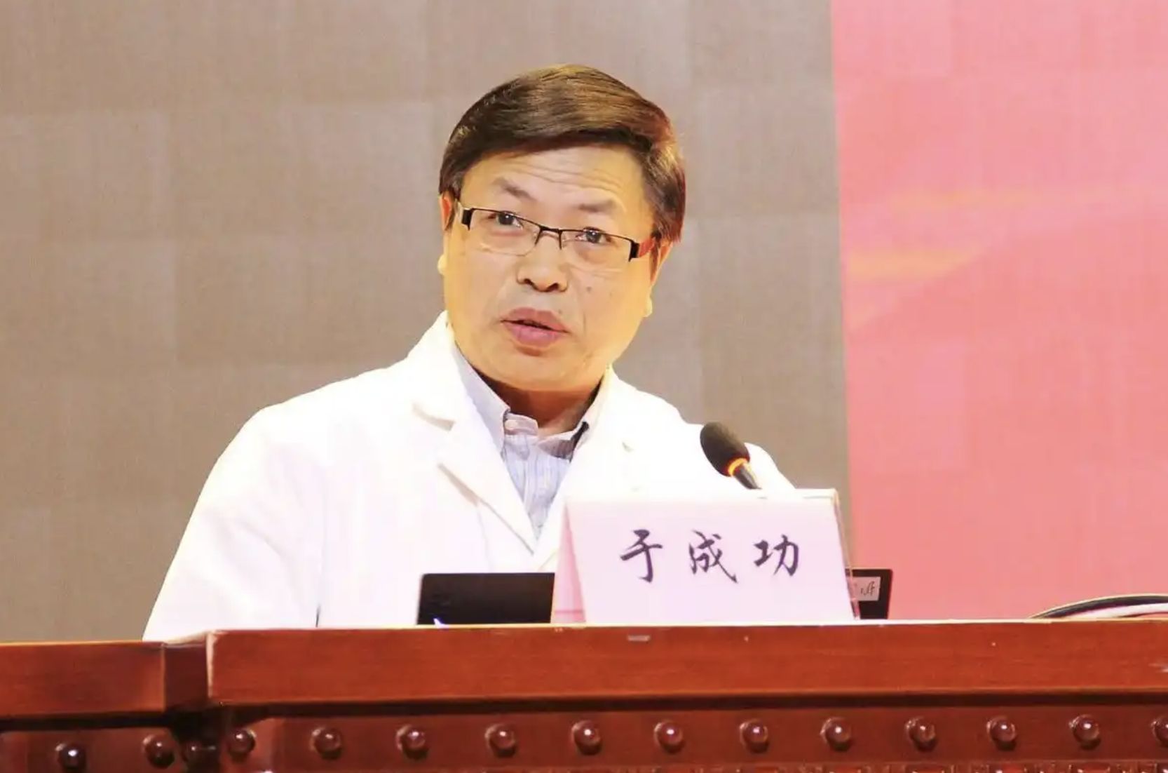 ▲南京鼓樓醫院院長于成功遭人尾隨砍傷。（圖／翻攝微博）