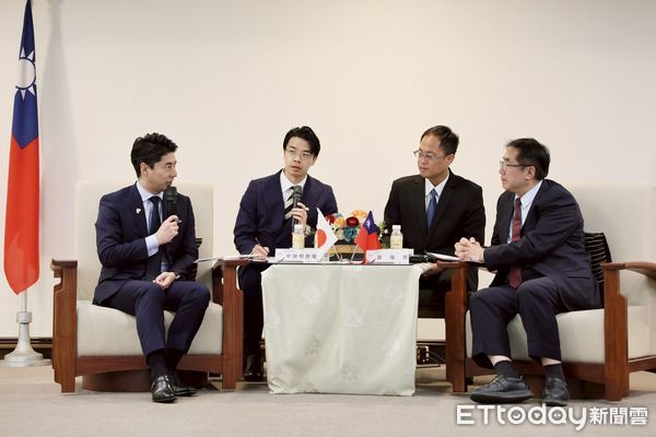 ▲中曾根康隆率團拜會台南市長黃偉哲，雙方交流氣氛熱絡。（記者林東良翻攝，下同）