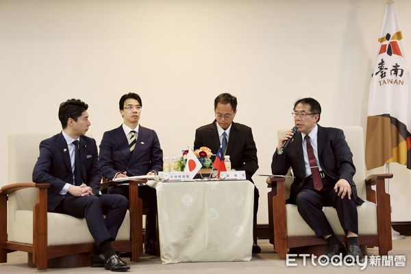 ▲中曾根康隆率團拜會台南市長黃偉哲，雙方交流氣氛熱絡。（記者林東良翻攝，下同）