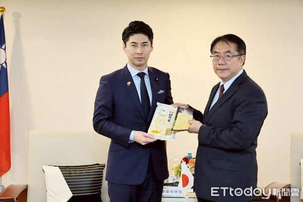 ▲中曾根康隆率團拜會台南市長黃偉哲，雙方交流氣氛熱絡。（記者林東良翻攝，下同）