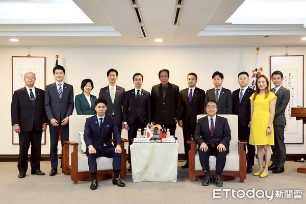 ▲中曾根康隆率團拜會台南市長黃偉哲，雙方交流氣氛熱絡。（記者林東良翻攝，下同）