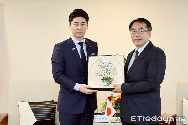 ▲中曾根康隆率團拜會台南市長黃偉哲，雙方交流氣氛熱絡。（記者林東良翻攝，下同）