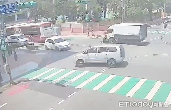 ▲桃園市八德區公所前今天上午發生重大車禍，圖為肇事豐田商用車失控撞擊公所前圍牆瞬間。（圖／記者沈繼昌翻攝）